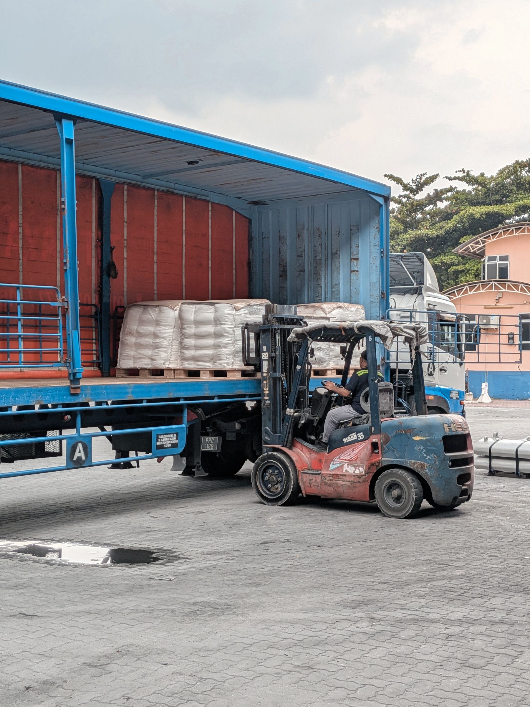 CFS warehouse container stuffing with forklift