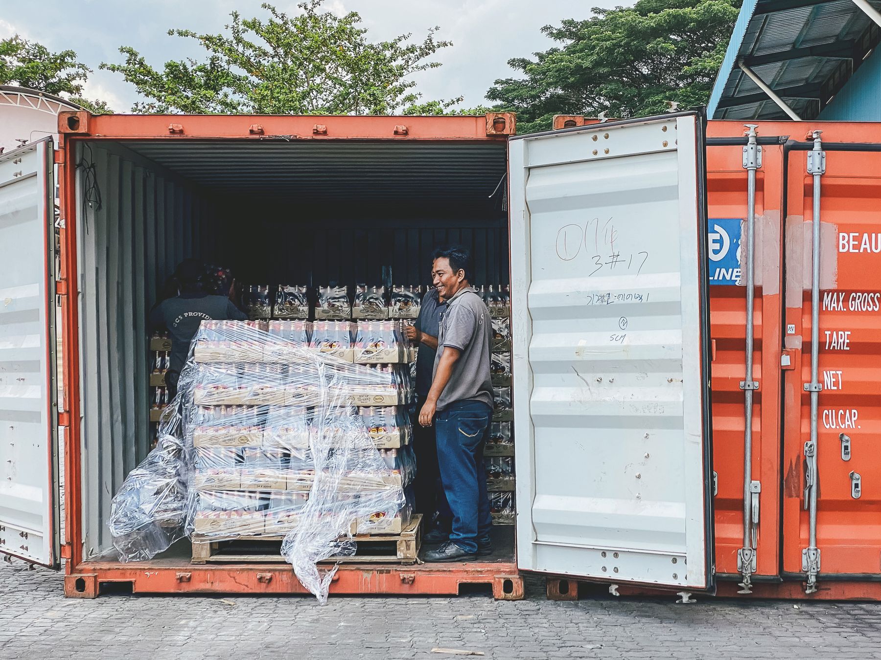 Export packing and container stuffing for project cargo